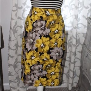 Who what wear yellow black  floral skirt size 6